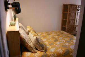 una cama con almohadas en una habitación en Appartement T2 centre historique de Morlaix en Morlaix