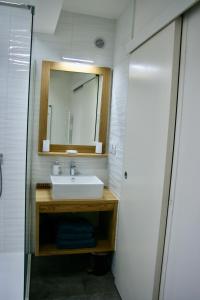 a bathroom with a sink and a mirror at Appartement T2 centre historique de Morlaix in Morlaix