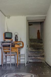 an old room with a desk and a television at Casa Soraya in Falcade