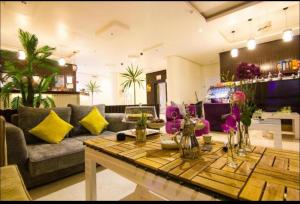 - un salon avec un canapé et une table dans l'établissement Al Makan Suites 102 by Al Azmy, à Riyad