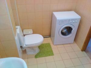 a bathroom with a toilet and a washing machine at Уютная квартира метро Харьковская 3 мин, Паспорт-Сервис, Аэропорт Борисполь in Kyiv