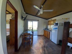 代曼的住宿－Posada del Pio, Granja，厨房配有桌子和白色冰箱。