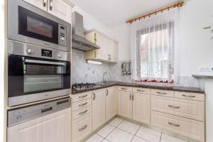 Nhà bếp/bếp nhỏ tại Holiday home in Balatonmariafürdo 19511