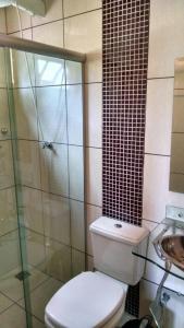 ein Badezimmer mit Toilette, Dusche und Waschbecken in der Unterkunft Casa Temporada Prainha de Mambucaba Paraty RJ in Paraty