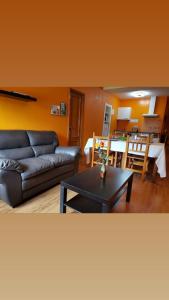 sala de estar con sofá y mesa en apartamento Laza en Laza