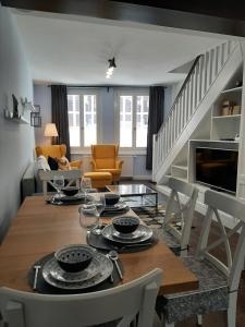 comedor y sala de estar con mesa y sillas en NewOne Apartman, en Sopron