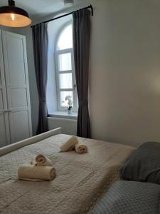 Posteľ alebo postele v izbe v ubytovaní NewOne Apartman