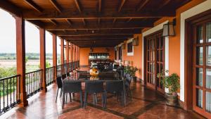 Ein Restaurant oder anderes Speiselokal in der Unterkunft Hotel & Hacienda La Caravedo 