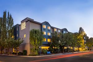 波特兰Silver Cloud Hotel - Portland的侧面有标志的建筑物