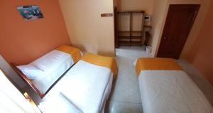 Postel nebo postele na pokoji v ubytování HOSTAL JANET STARLiNK
