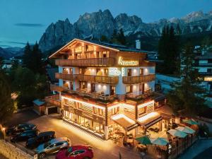 hotel z samochodami zaparkowanymi na parkingu w obiekcie Hotel Ciasa Lorenzi w mieście Cortina dʼAmpezzo