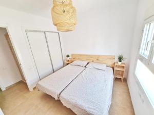 1 dormitorio con cama y lámpara de araña en Can Xiquets, en Riumar