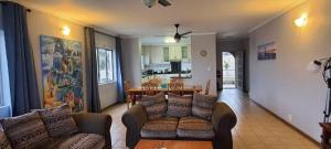 uma sala de estar com 2 sofás e uma sala de jantar em 7 Vallen Lodge em Ballito