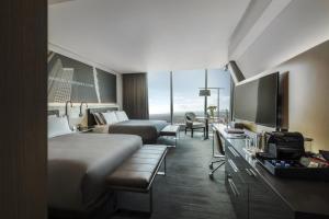 um quarto de hotel com duas camas e uma televisão de ecrã plano em InterContinental - Los Angeles Downtown, an IHG Hotel em Los Angeles