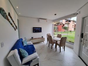 a living room with a couch and a table at Apartamento Angra dos Reis 2 novo in Angra dos Reis
