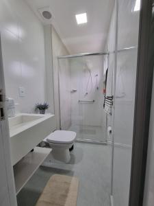 a bathroom with a shower and a toilet and a sink at Apartamento Angra dos Reis 2 novo in Angra dos Reis +32 photos
