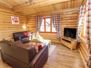 奧克姆的住宿－Elm Lodge，带沙发和电视的客厅