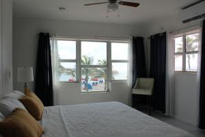 מיטה או מיטות בחדר ב-Golden Sand Oceanfront