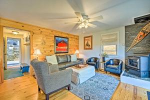 Uma área de estar em Stratton Mountain Home with View - 2 Mi to Ski Lift!