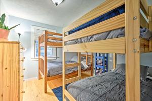 Двухъярусная кровать или двухъярусные кровати в номере Stratton Mountain Home with View - 2 Mi to Ski Lift!