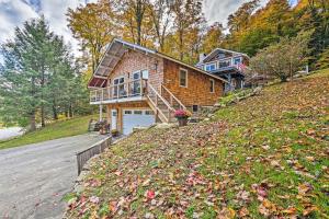 ストラットンにあるStratton Mountain Home with View - 2 Mi to Ski Lift!の丘の脇の家