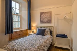 a bedroom with a bed and a window at Kent Cottage - Town centre, with parking in Kendal
