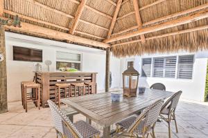 Φωτογραφία από το άλμπουμ του Poolside Paradise with Tropical Hut in Palm Beach σε Palm Beach Gardens