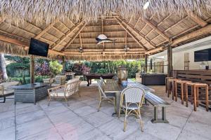 Restoran atau tempat lain untuk makan di Tropical Palm Beach Escape with Outdoor Paradise!