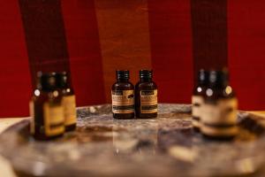 trois bouteilles de bière assises sur une table dans l'établissement Paradis Du Sahara, à Merzouga