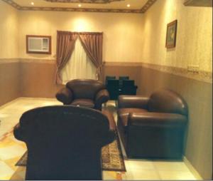 a living room with two chairs and a couch at شقق مفروشه خاصة وضيافه 6699 in Yanbu