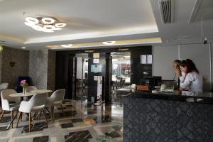 Majoituspaikan Vatan Asur Hotel ravintola tai vastaava paikka
