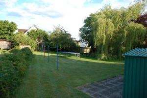 een tuin met een basketbalring in het gras bij Haus Garten am Meer in Grömitz