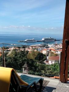 uma varanda com vista para o mar e navios em Villa Boa Vista no Funchal