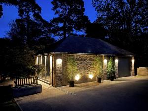 un edificio di mattoni con luci accese di notte di The Observatory Annexe a Dorking