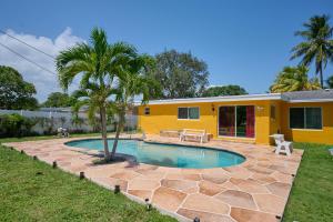 una casa gialla con piscina nel cortile di Fabulous Hollywood Living Space a Hollywood