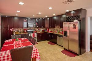 una cucina con tavolo e frigorifero in acciaio inox di Fabulous Hollywood Living Space a Hollywood