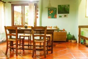 a dining room with a table and chairs at Jardín de Naipí in Puerto Iguazú