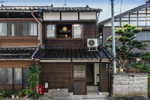 una casa asiatica con un canestro da basket sul tetto di Kaga House a Kanazawa