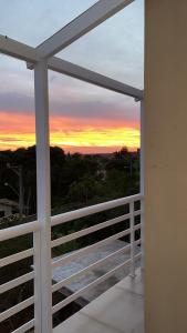 vistas a la puesta de sol desde el balcón de una casa en Casa espaçosa cpm linda vista pro verde, en Búzios