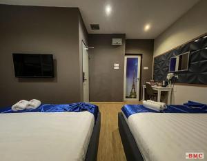 Postel nebo postele na pokoji v ubytování BMC Hotel