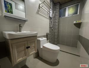 Koupelna v ubytování BMC Hotel