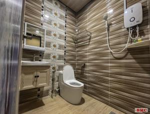 Koupelna v ubytování BMC Hotel