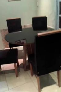 mesa de comedor con 2 sillas, mesa y sillas en N4 1 Casa Céntrica Próxima al Puente Internacional de la Concordia, en Artigas