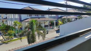 uma vista para uma rua a partir de uma varanda de uma casa em Dadide guesthouse em Kampong Alor Gajah