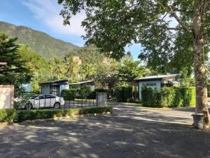 una casa con un coche aparcado en una entrada en Baan Rim Nam Resort, en Phang Nga