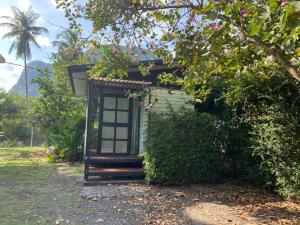 O grădină în afara Baan Rim Nam Resort