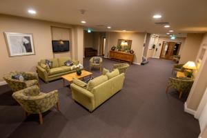 ein Wohnzimmer mit Sofas, einem Tisch und Stühlen in der Unterkunft Whyalla Playford Apartments in Whyalla