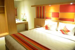 Voodi või voodid majutusasutuse Kyriad Hotel Airport Jakarta toas