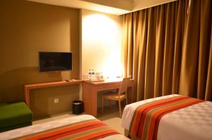 Voodi või voodid majutusasutuse Kyriad Hotel Airport Jakarta toas
