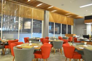 Restoran või mõni muu söögikoht majutusasutuses Kyriad Hotel Airport Jakarta